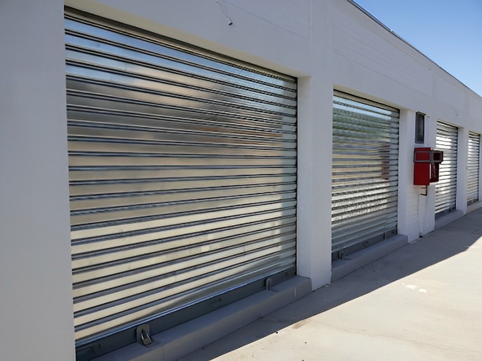 Taller y cortinas metálicas instaladas